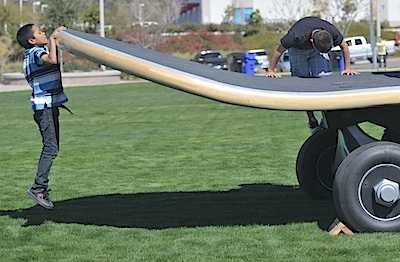 largestskateboard02.jpg